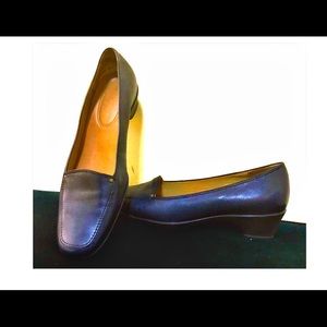Easy Spirit Navy suede loafers *almost new*